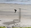 Ilusiones ópticas 3D dibujadas en la arena de la playa