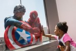 Superhéroes que aparecen en las ventanas de hospital de niños con cáncer